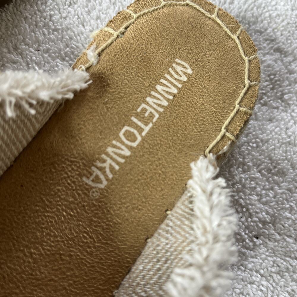 Minnetonka Women’s 7 Beige Fringed Fabric Cross Slides Sandals - Picture 3 of 10